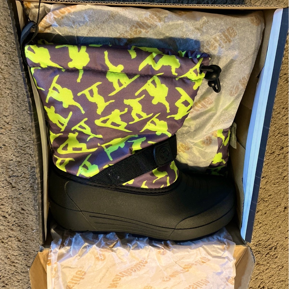 Boys snow boots NEW